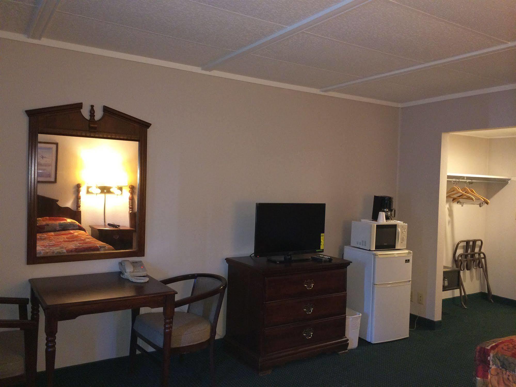 Rapids Inn & Suites Wisconsin Rapids Exteriör bild