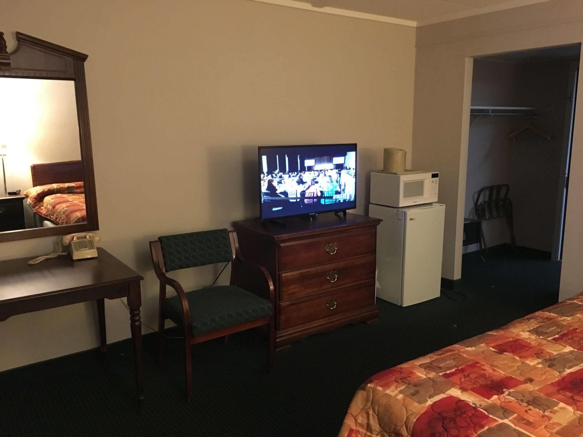 Rapids Inn & Suites Wisconsin Rapids Exteriör bild