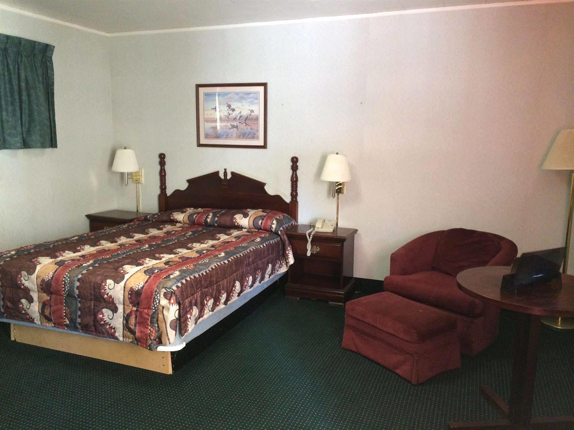 Rapids Inn & Suites Wisconsin Rapids Exteriör bild