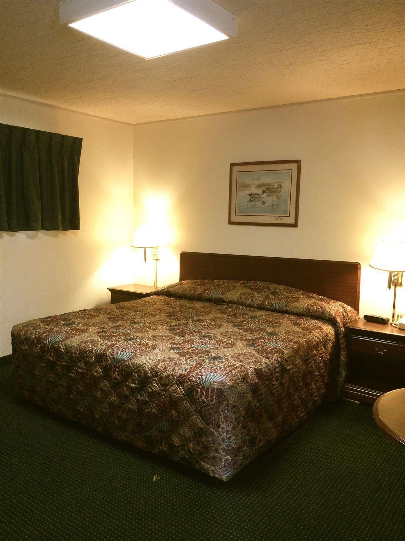 Rapids Inn & Suites Wisconsin Rapids Exteriör bild