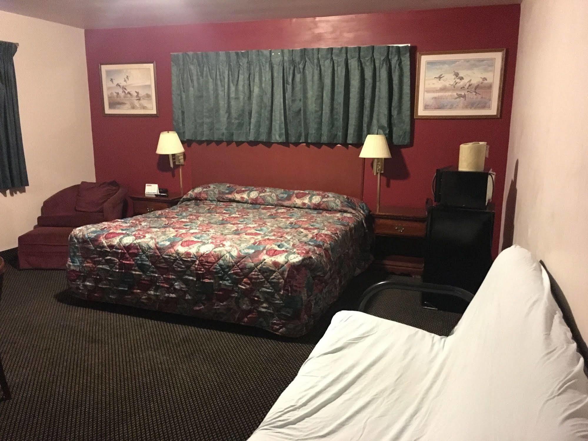 Rapids Inn & Suites Wisconsin Rapids Exteriör bild
