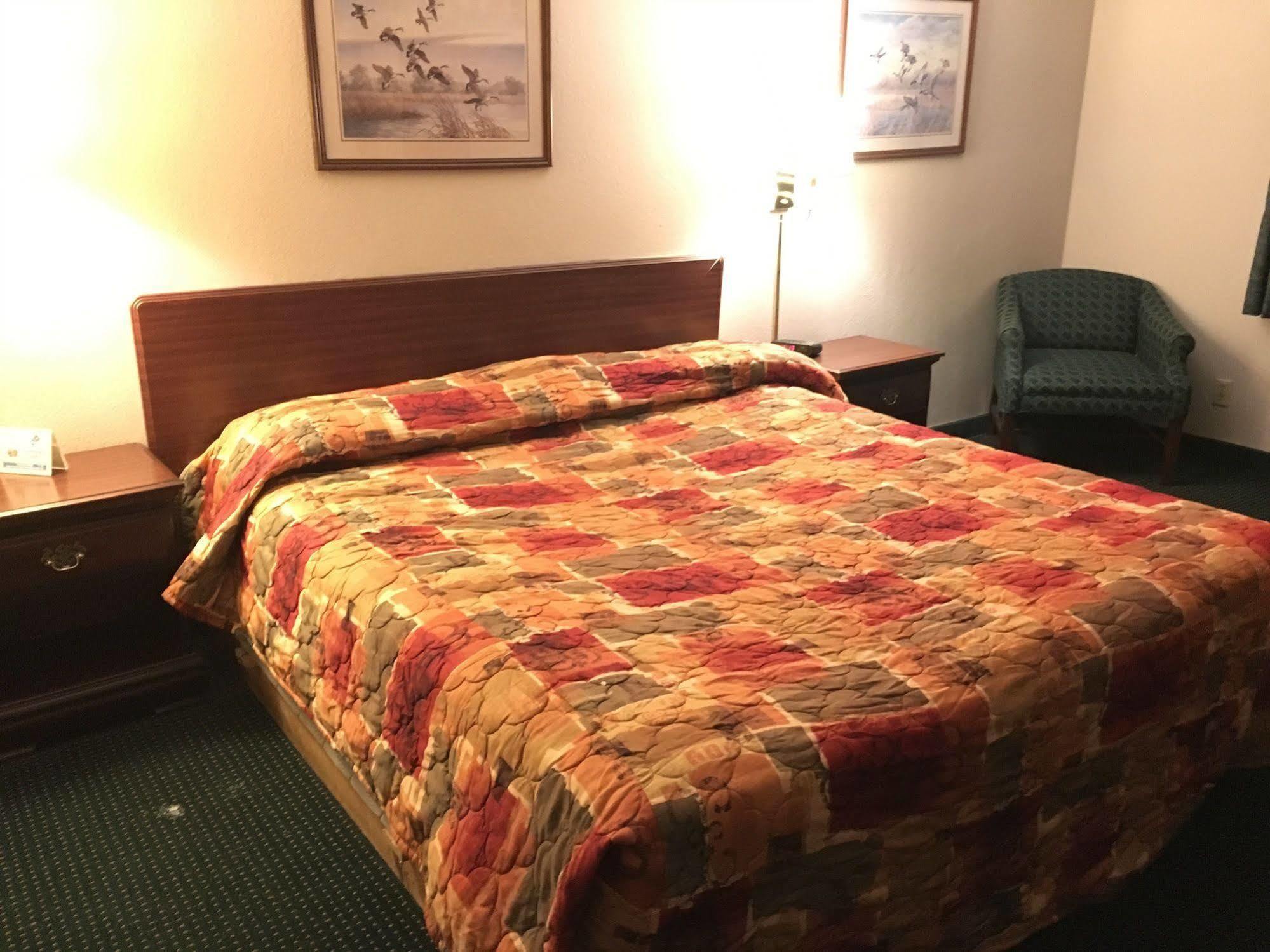 Rapids Inn & Suites Wisconsin Rapids Exteriör bild
