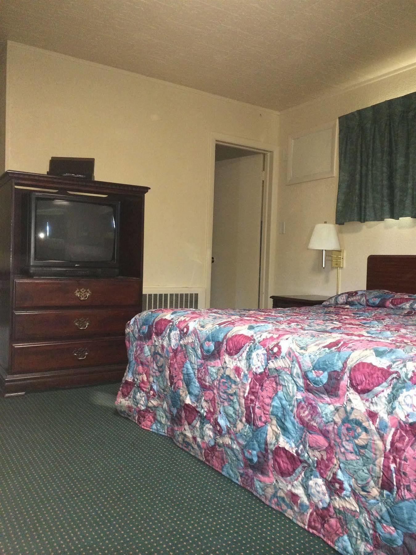 Rapids Inn & Suites Wisconsin Rapids Exteriör bild