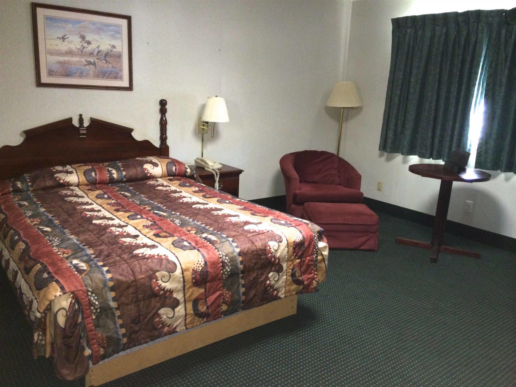 Rapids Inn & Suites Wisconsin Rapids Exteriör bild