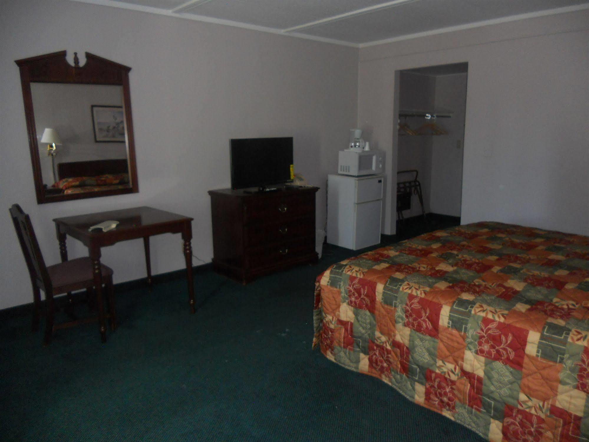 Rapids Inn & Suites Wisconsin Rapids Exteriör bild