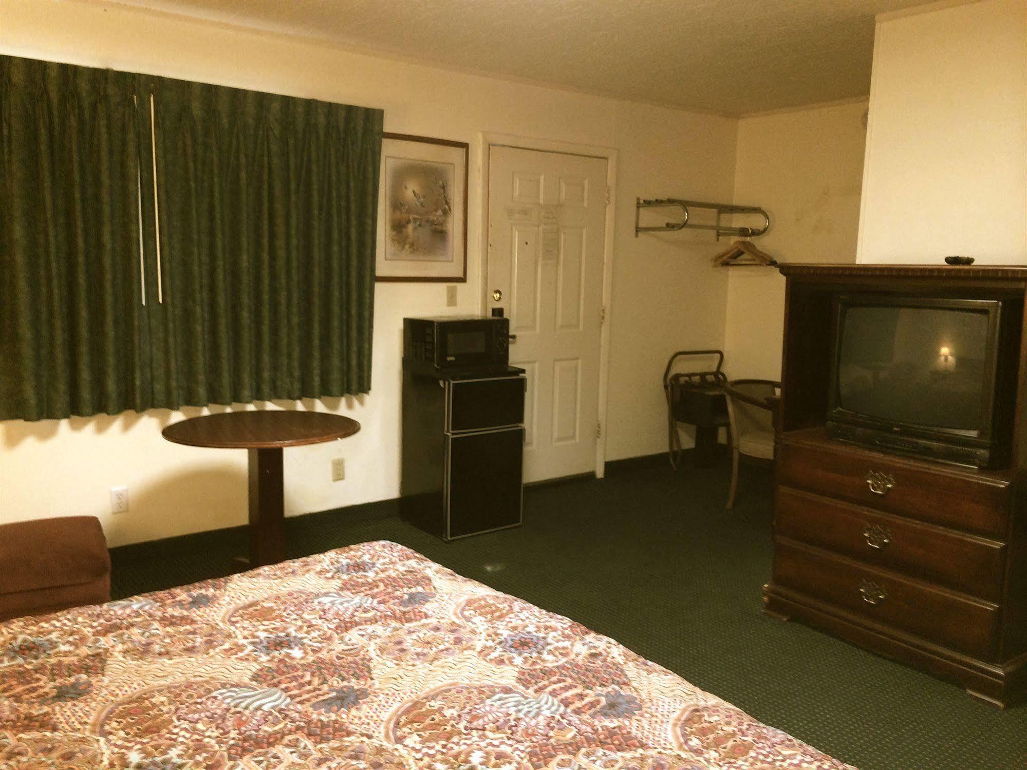 Rapids Inn & Suites Wisconsin Rapids Exteriör bild